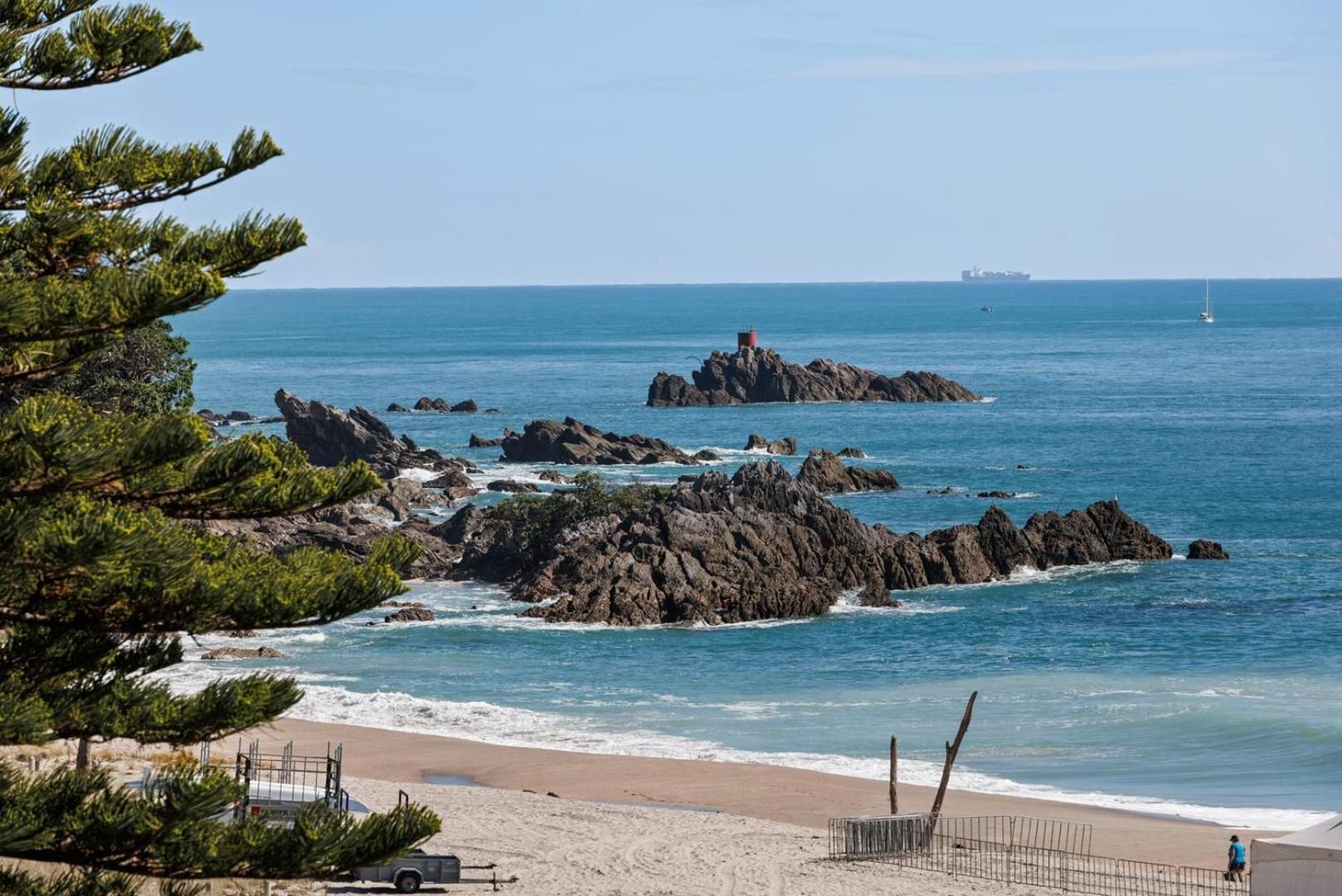 Oceanside Bliss - Absolute Beachfront - Uninterrupted Ocean Views With Pool Apartment Mount Maunganui Exterior photo